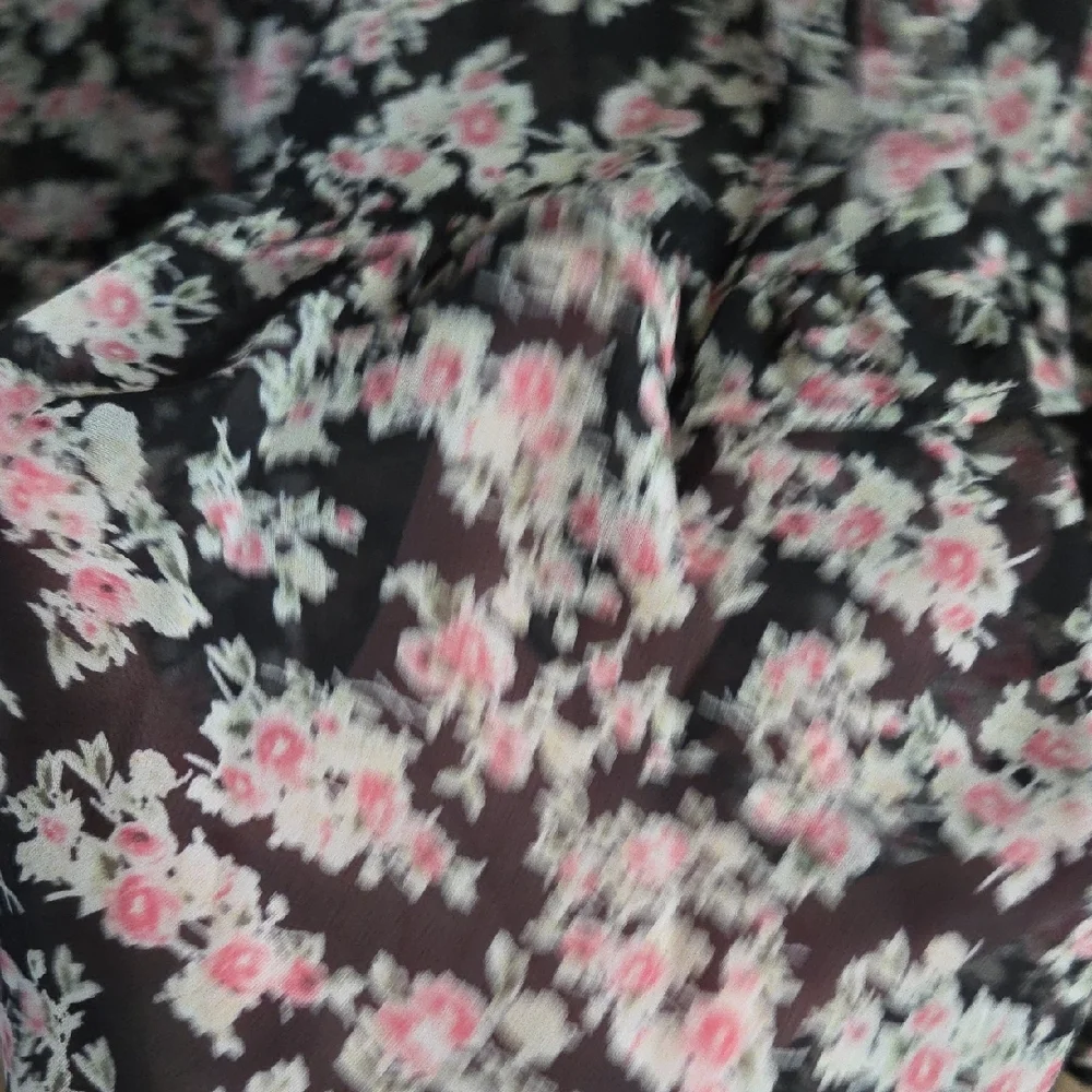 Everleigh Black, White & Pink Floral Buttoned Teired Sheer Blouse...med - Picture 6 of 7